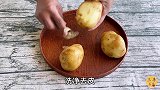 土豆又出一个新奇吃法，蒸一蒸压成土豆泥，软糯香甜真好吃