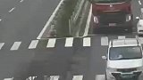 强行变道，酿成大祸
