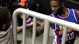 确认过眼神，就是“NBA戏精”本人！小球迷已被你吓尿