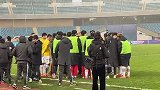 现场：点球大战一触即发！苏宁易购将士围圈奥帅布置战术