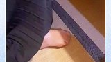 这就吃个饭被吐槽脚臭啊