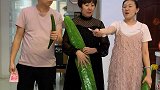 吃黄瓜比赛，婆婆赢了很开心！