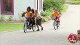 两个外国人帮忙拍照，两男子骑自行车偷天换日，真好笑！