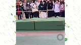 每次跳高的时候，总会有人夺影而出每日一笑欢乐有