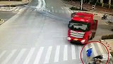 大货车为避让摩托“神龙摆尾” 等灯大叔被吓懵弃车躲避
