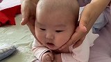 小宝宝在床上练习抬头，看着好难受的样子，接下来的表情太萌了！