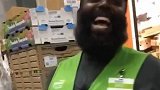 沃尔玛哈登火了！网友疯狂调侃：登哥夜店撒钱破产 来超市搬砖了