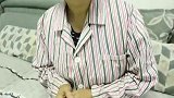 母亲公司破产，亲儿不管不问养女卖车倾囊相助，结局暖心