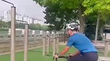 小伙子把健身，玩出了新的高度