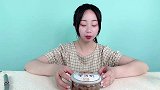妹子试吃“海蜇头”，用水母做成的美食，吃起来好像魔芋一样