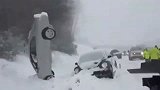 数辆汽车高速路上变雪人