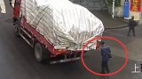 尴尬！重庆一男子低头玩手机撞货车 “碰瓷”被监控打脸
