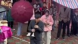 00后女生在喜宴上打擦，忍不住偷笑