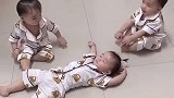 三胞胎姐妹仨，老三就是这么皮，一会也不闲着