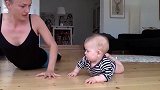 小宝宝自己发明一套体操，妈妈一旁模仿小娃，结果差点没累趴