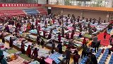 这就是水灾中的山西新绛，老乡在体育馆集体跳舞，比在家还开心
