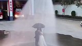 消防员拍婚纱照，队友疯狂喊加压