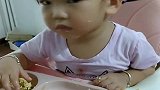 宝宝吃饭快睡着了，一听妈妈说出去玩，接下来她这反应太逗了！