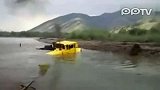 实拍落水自救的超牛工程车