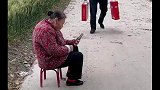 这老太太肯定是惯犯啊！
