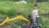 小男孩熟练操作迷你挖掘机，以后工作好找