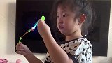 女孩将橡皮筋瞄准妈妈，没想左右手没谈妥
