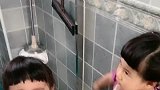 双胞胎姐姐又调皮捣蛋，妹妹好心去帮姐姐，姐姐竟然这样