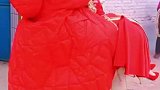 新郎将新娘放回车里后，立马返回找岳父岳母