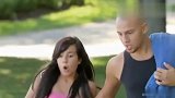 少妇带着婴儿骑自行车结果婴儿摔倒，惊吓到路人