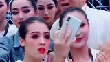 看把成龙大哥忙的