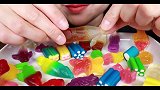 小姐姐摆了一盘子各种造型的小软糖，真的是好看又好吃呀