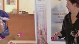 国外恶作剧-雕像上出现苍蝇，路人帮忙清理，结果把雕像弄倒了！