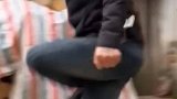 男子玩斗鸡用力过猛掉沟里了