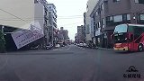 小轿车十字路口“犹豫不决”，忽然踩下油门，造成“惨案”！