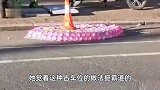 吉林一路边疑有人摆花圈占车位，城管：将调查处理