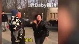 奶奶迎接爷爷回家飞奔求抱，爷爷先抱孙子后场面失控