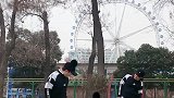 师傅拌倒了，徒弟还笑呢，真是师傅的好徒弟呀！