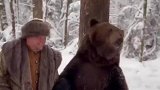 伐木工救助的小熊熊长大后放归森林，每年下雪的时候都会去看它