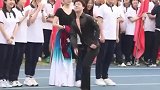 男子在运动会上自信展示拉丁舞，引起了全校师生注目