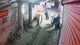 走着走着路塌了！南宁一人行道路面突然塌陷，路人瞬间掉落