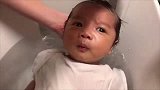1个月大小宝宝洗澡全程噘着嘴，严肃的小表情看一次笑一次！