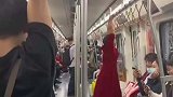 地铁出挂票了吗？大妈的操作，属实把我镇住了