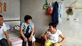 农村公公取钱给妹妹买房用，儿媳看到却拦着不让去，啥情况