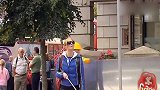 国外爆笑街头恶搞，能呼风唤雨的人，把路人吓坏了