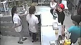 三名护士给顾客拿药的时候，男子突然动手，监控拍下全过程！