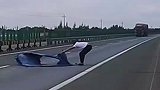 司机在高速路上看见障碍物，主动将其拖至路边