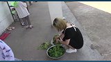 超小厨带美女给岳父庆生，怀孕小杨生气吃醋，岳父高兴地合不拢嘴