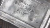 老爸临终时告诉子女水缸下有钱，饭盒装的整整三万