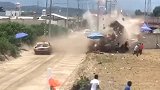 墨西哥赛车比赛车辆翻飞击中人群 已致2人死亡