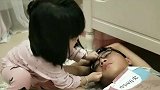 小宝贝和哥哥一起玩耍，真的超级可爱